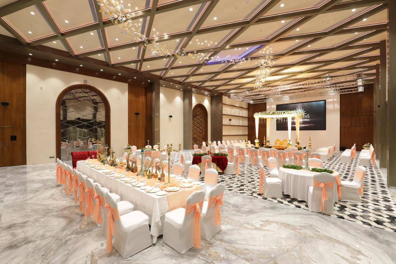 Tara Suns Hotel Vadodara Kültér fotó